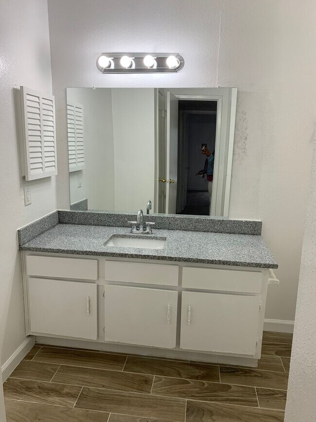 Building Photo - 5625 Antoine Dr