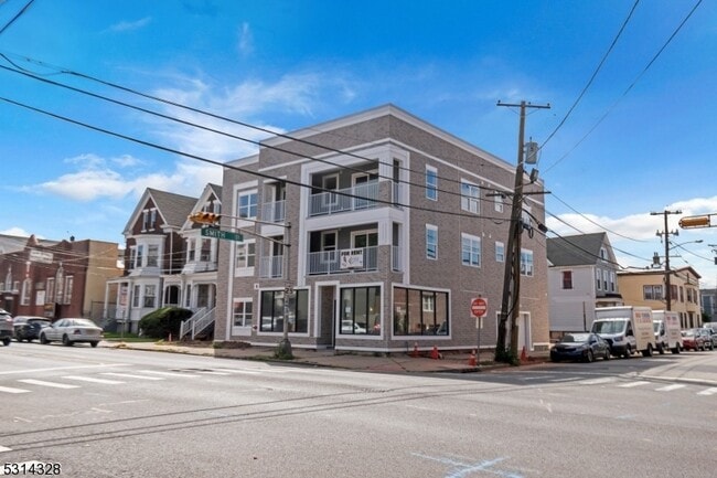 Building Photo - 862 E Jersey St