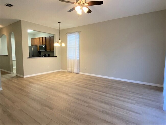 Building Photo - Gorgeous End Unit Townhome in Grande Champions!