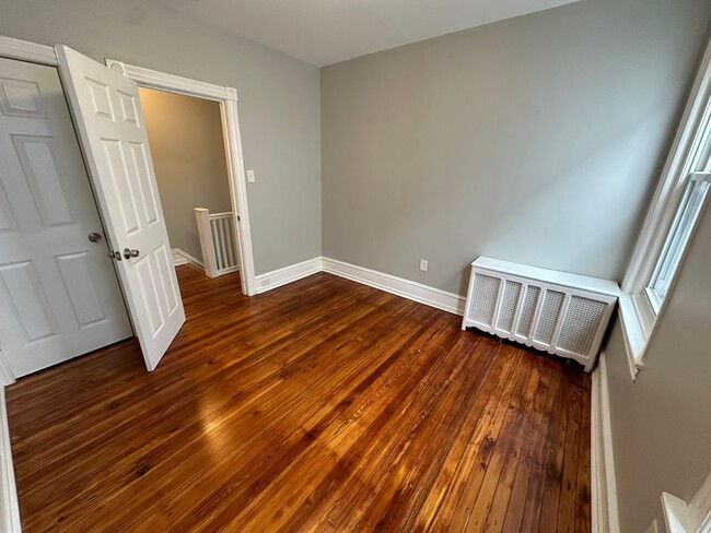 Building Photo - Experience comfort in three large, light-f...