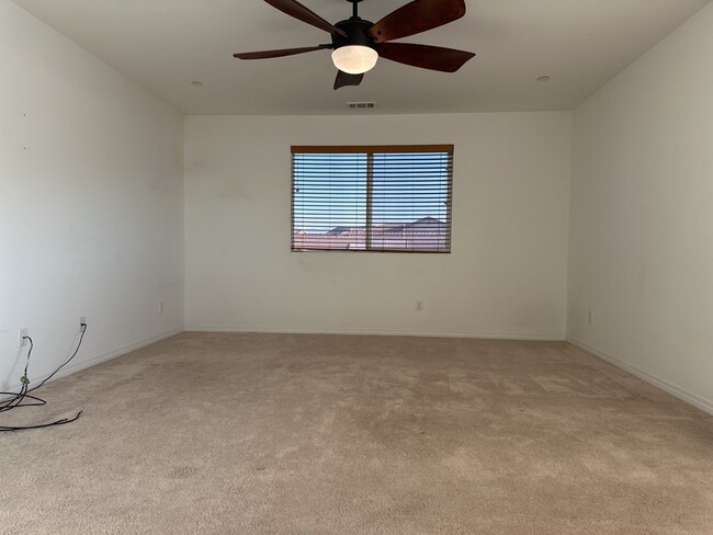 Building Photo - Spacious 4-Bedroom in Riverside with 3 Ful...