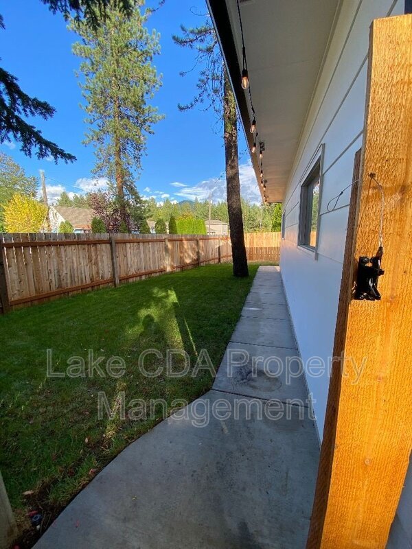 Building Photo - 3870 N Honeysuckle Dr