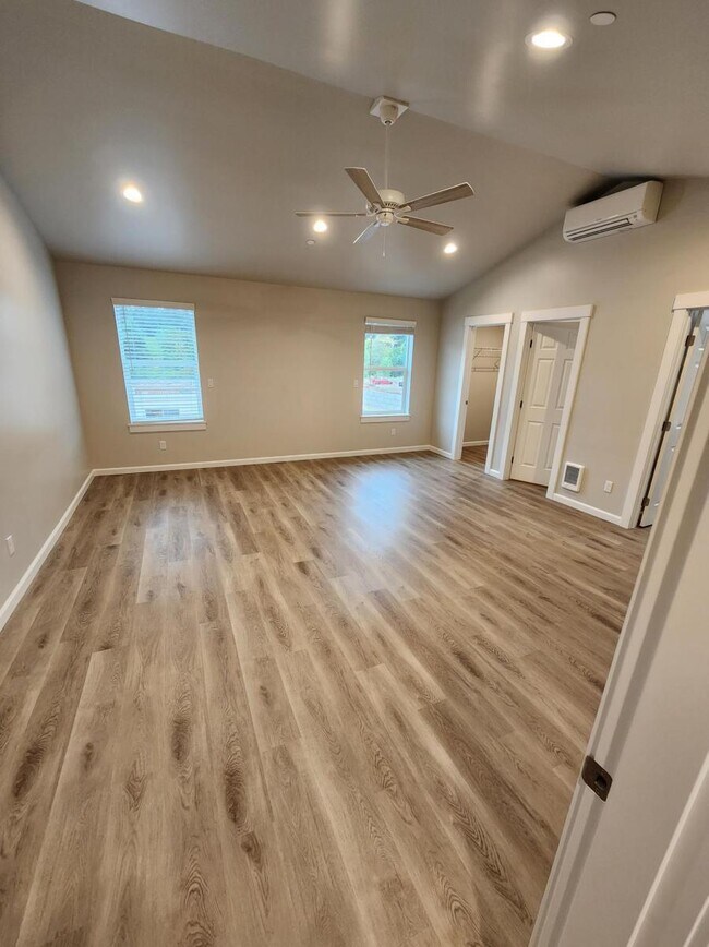 Building Photo - "Stunning 3-Bedroom Townhouse with attache...
