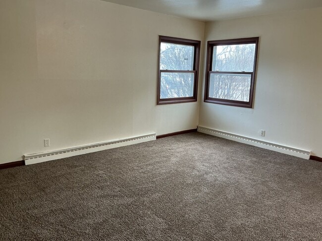 Building Photo - 4 Bedroom Single Family Home