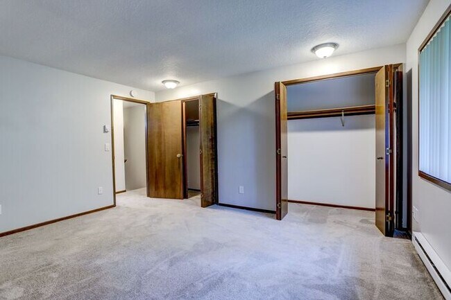 Building Photo - 2 bedroom 1 bath with washer/dryer in unit!