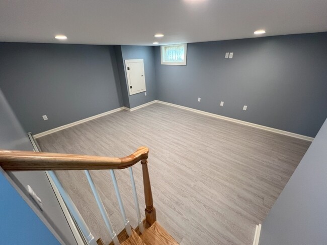 Building Photo - 16 Iroquois Ave