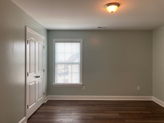 Building Photo - Immaculate 5 Bedrooms, 3.5 Bath Home Located Minutes from Shopping- Easy Commute to Sanford, Ft. ...