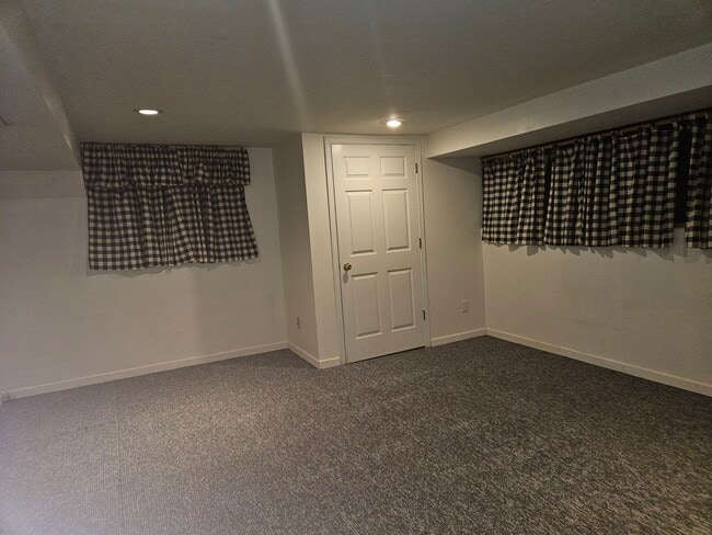 Building Photo - 688 Fox Hollow Ct