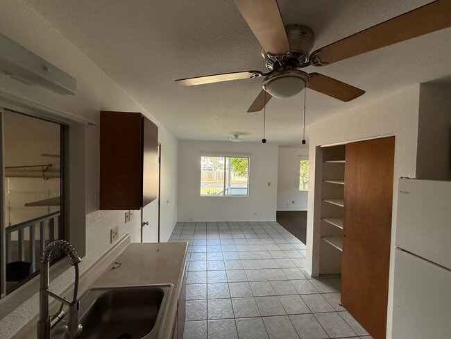 Building Photo - Kekaha 3 bed 1.5 bath single-family home