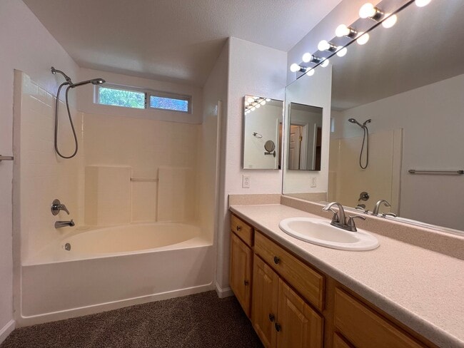 Building Photo - Quaint 3 Bedroom Fernley Home