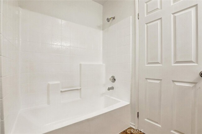 Building Photo - 450 E 4th St