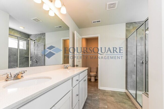 Building Photo - Modern End-Unit Townhome with 2-Car Garage | Pet Friendly