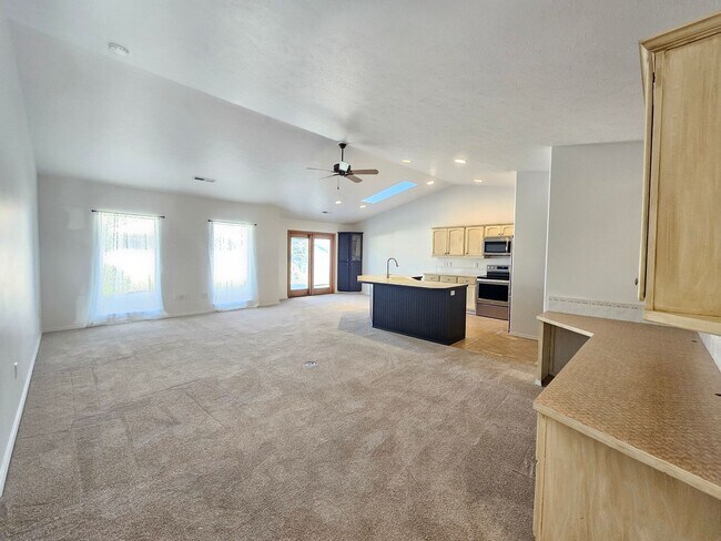 Building Photo - $1,995 - 2 Bed / 2 Bath Beautiful House in North Spokane with Oversized Garage