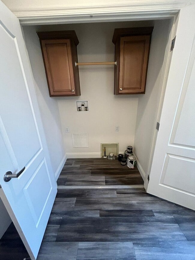 Building Photo - 5 bedroom 3 Bath New House- 2 Car Attached...