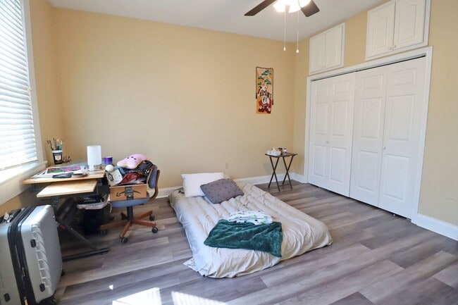 Building Photo - 4BR/2.5BA Urban Charm Meets Creative Energ...
