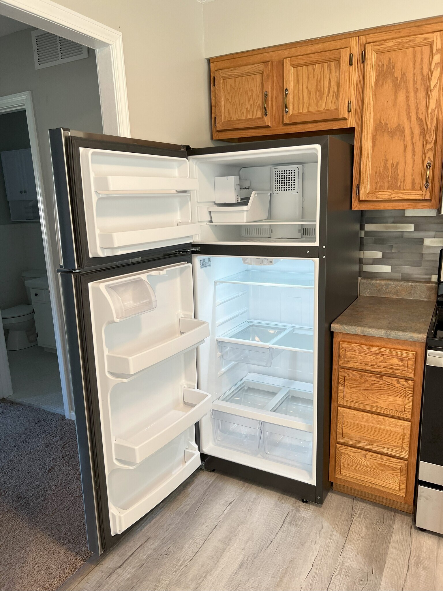 Ice Maker - 4347 Cavelle Ave