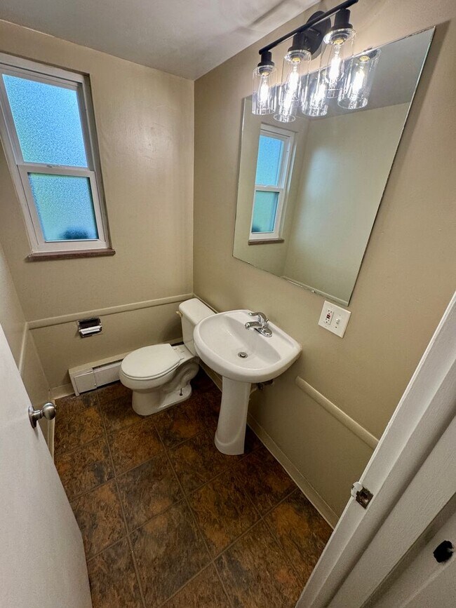 Building Photo - 3 Bedroom ~ Clintonville