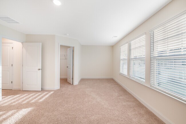 Building Photo - 3 Bedroom Townhome with Garage Angier