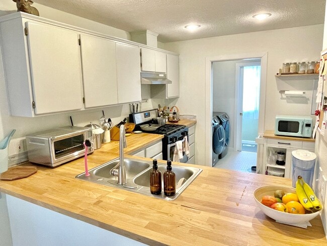 Building Photo - Boise Neighborhood 2-Story with Hardwood F...