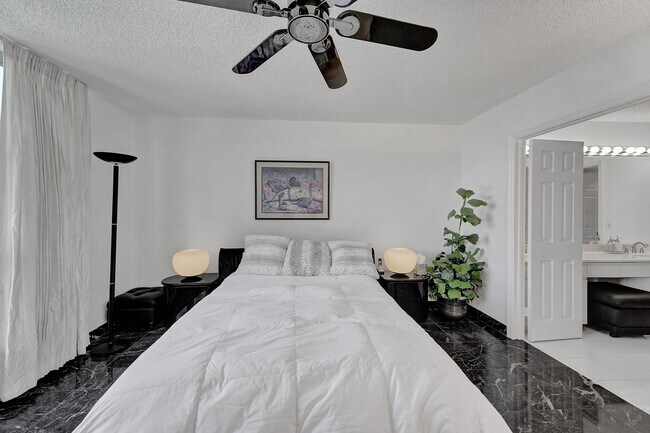 Building Photo - 3500 Mystic Pointe Dr