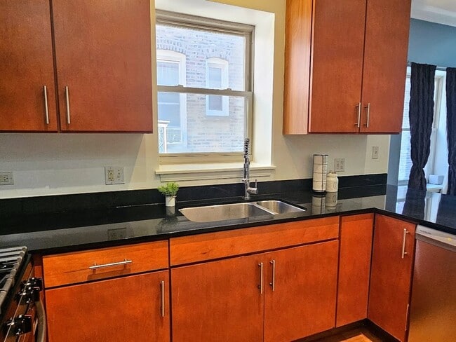 Building Photo - 1234 W Argyle St