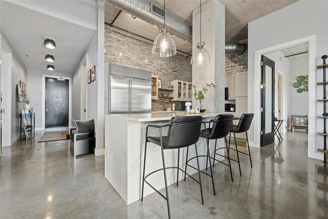 Building Photo - 800 W 5th St