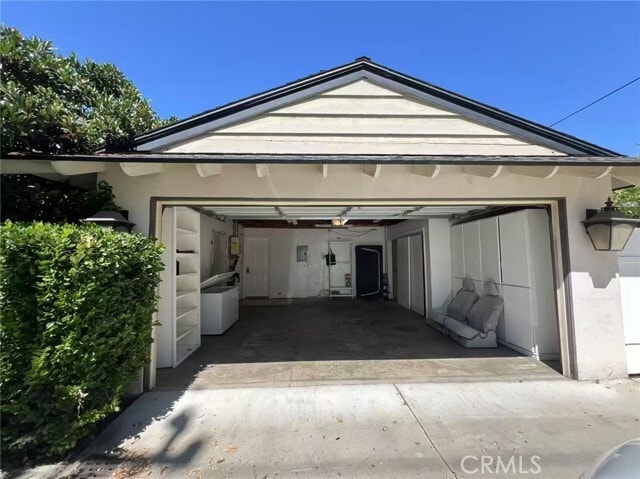 Building Photo - 445 N Live Oak Ave