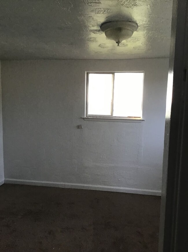 Building Photo - 3 Bedroom Home