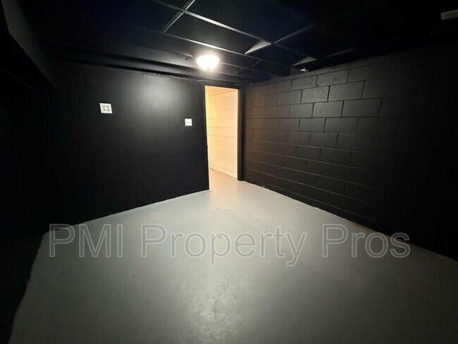 Building Photo - 9031A N 95th St