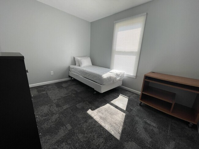 Building Photo - 302 Stone Creek Dr