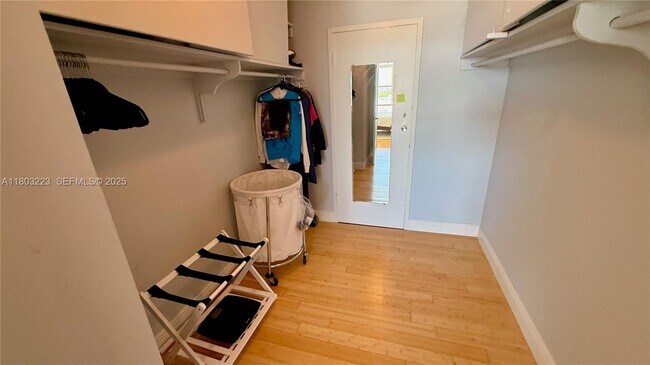 Building Photo - 900 Bay Dr