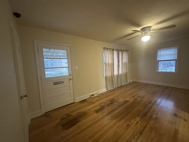 Building Photo - 717 Melrose Ave