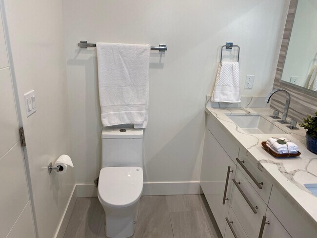 Building Photo - 662 Salem St