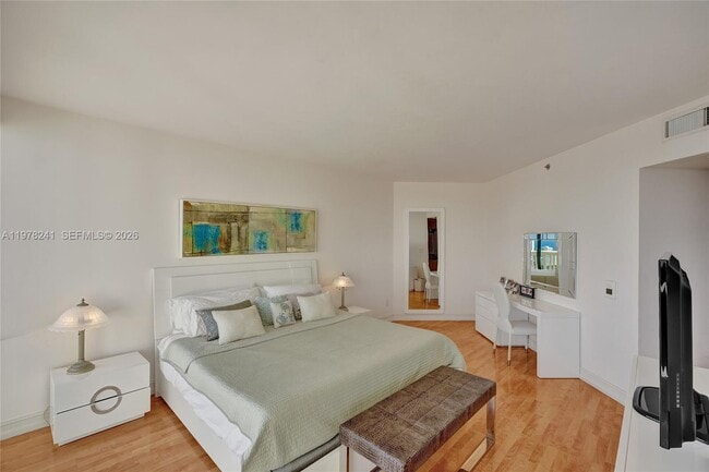 Building Photo - 2000 Island Blvd