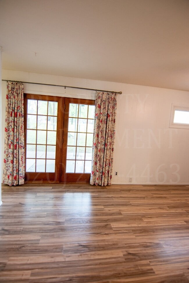 Building Photo - 4 Bedroom 2 Bath