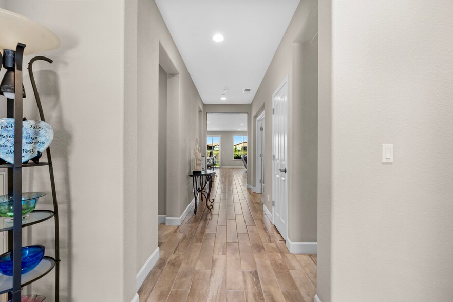 Building Photo - 377 Silver Ridge Dr