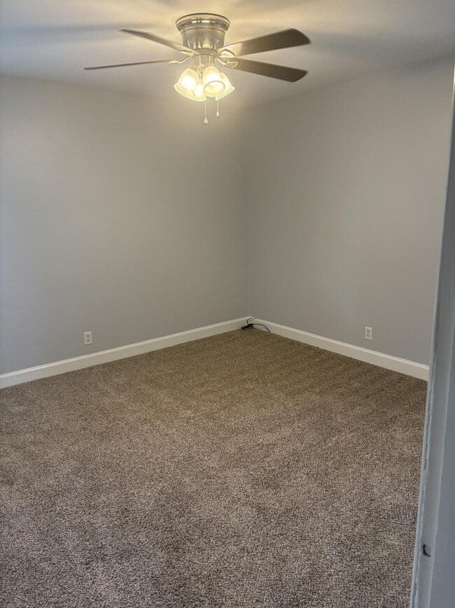 Building Photo - "2-Bedroom in Louisville! Carport Included!- Spacious 1015 Sq Ft Home on Gerald Ct Unit 3!"