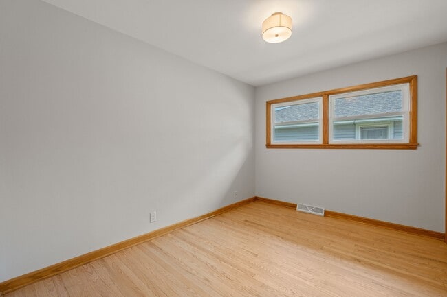 Building Photo - 815 N Roosevelt Ave