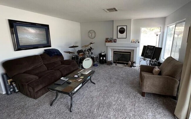 Building Photo - LARGE LOT ON CUL-DE-SAC - NO HOA