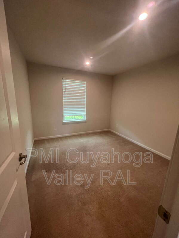 Building Photo - 1161 Meadow Run