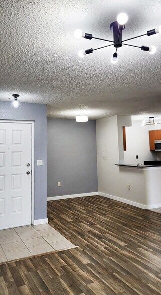 Building Photo - 2810 N Oakland Forest Dr