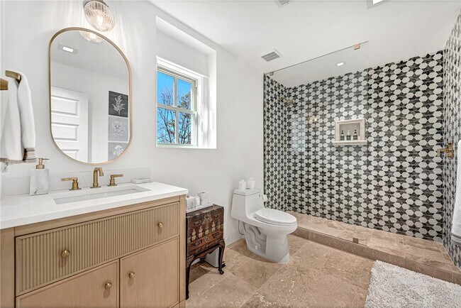 Building Photo - 242 SW D St