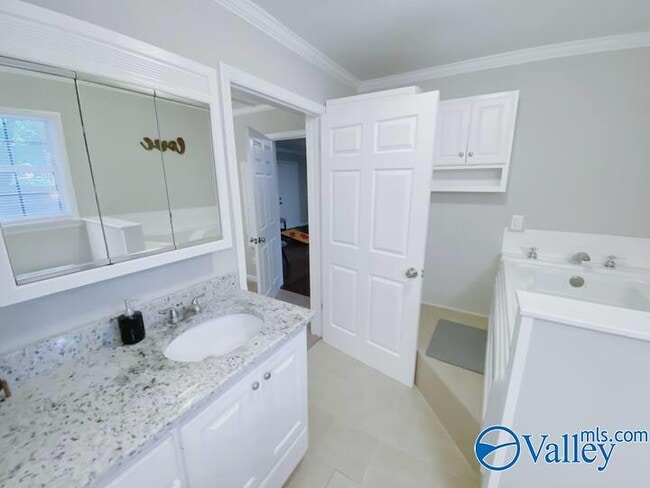 Building Photo - 12005 Greenleaf Dr SE