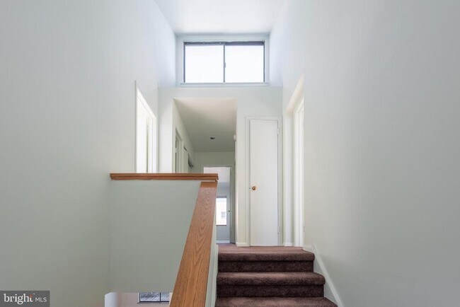 Building Photo - 327 Monroe St