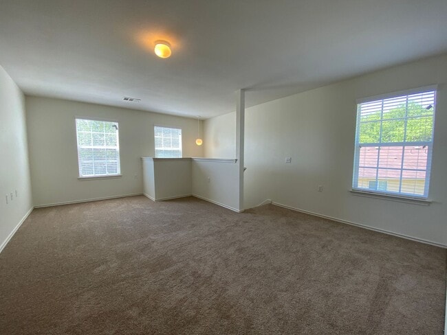 Building Photo - 4 Bedroom in Thaxton Place