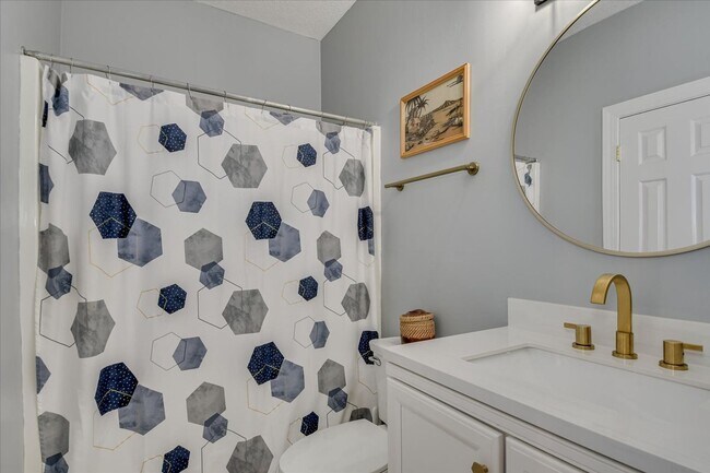 Building Photo - 4 bedroom 3 full bathroom home in heart of...