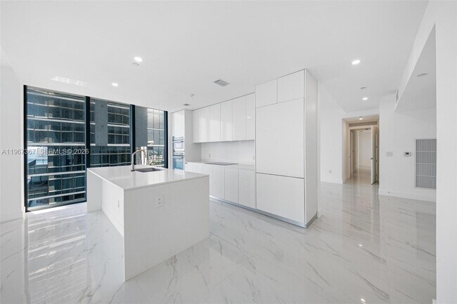 Building Photo - 700 NE 24th St