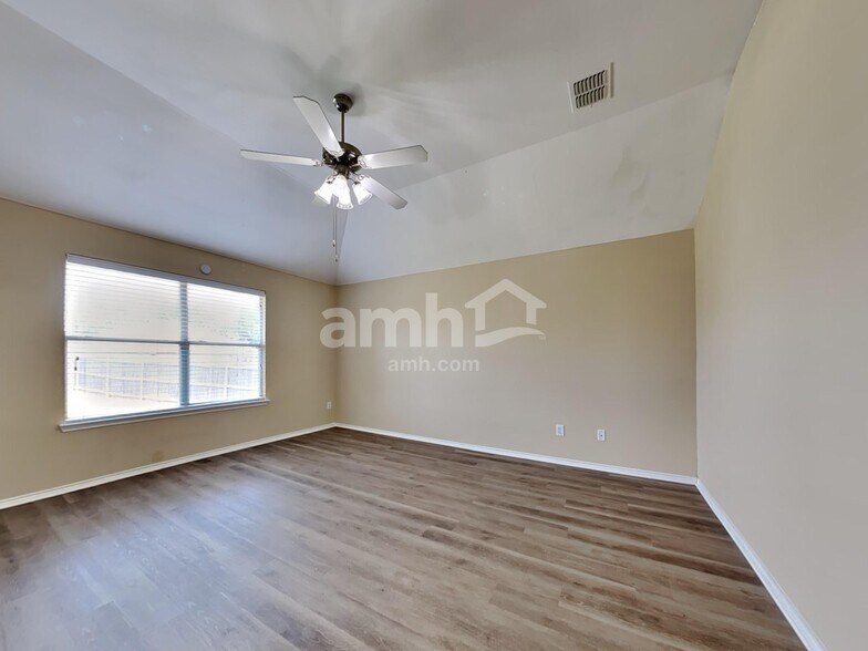 Building Photo - 4004 Heavenly Way