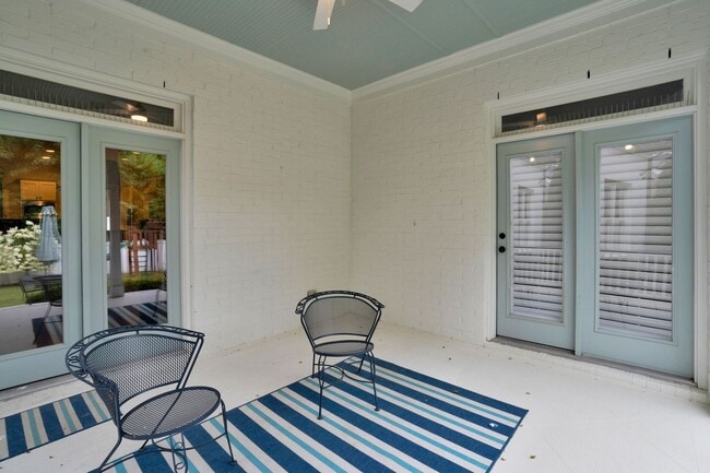 Building Photo - Stunning 4BE/3.5BA home in the very desira...