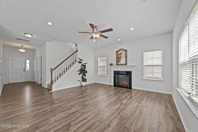 Building Photo - 828 Knoll Cir